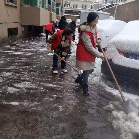 灵石县城区金辉社区： 扫雪除冰助出行，志愿服务暖民心