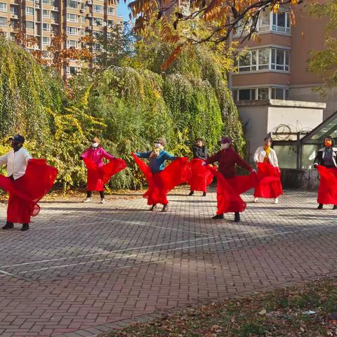 东城社区开展“舞动生活 情暖夕阳”——幸福教育课堂民族舞活动