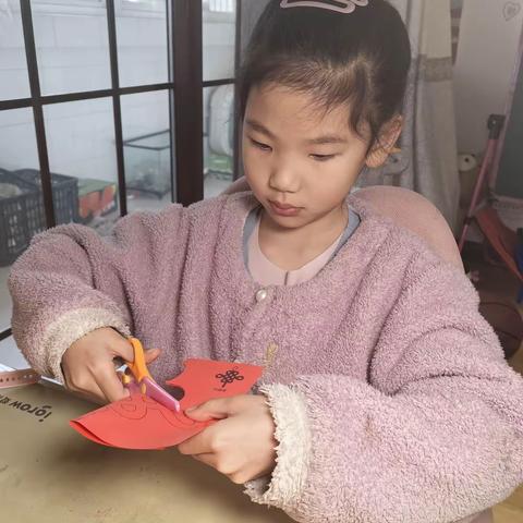 巧手剪窗花     乐享对称美 —我是池阳小学二年级2班张慈姝  数学实践活动