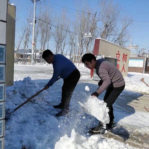 雪后校园扫雪忙 党员干部显担当