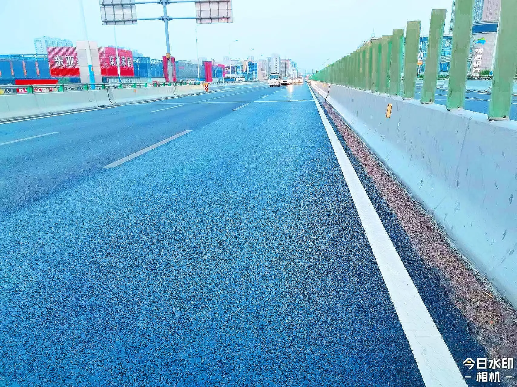 简篇-护航金秋共筑高架路畅洁美