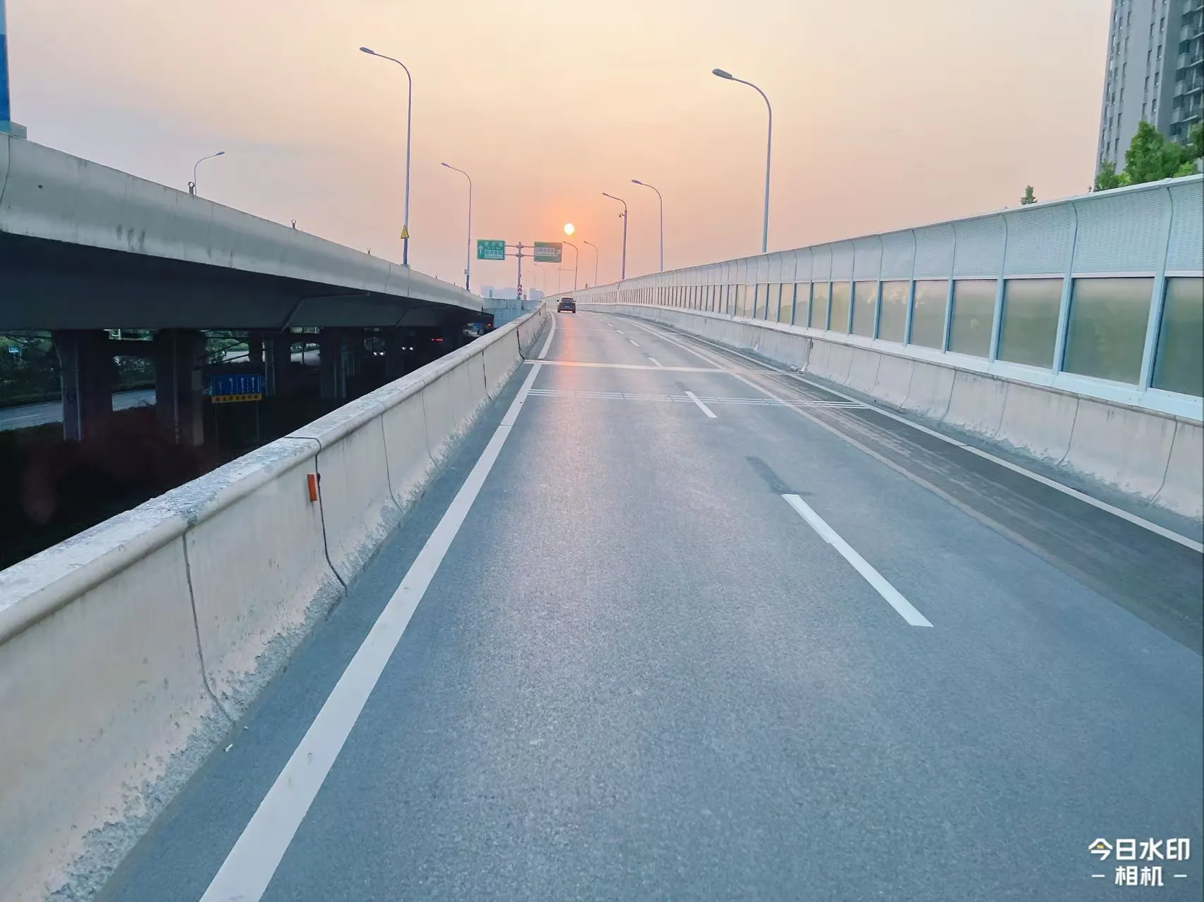 简篇-护航金秋共筑高架路畅洁美