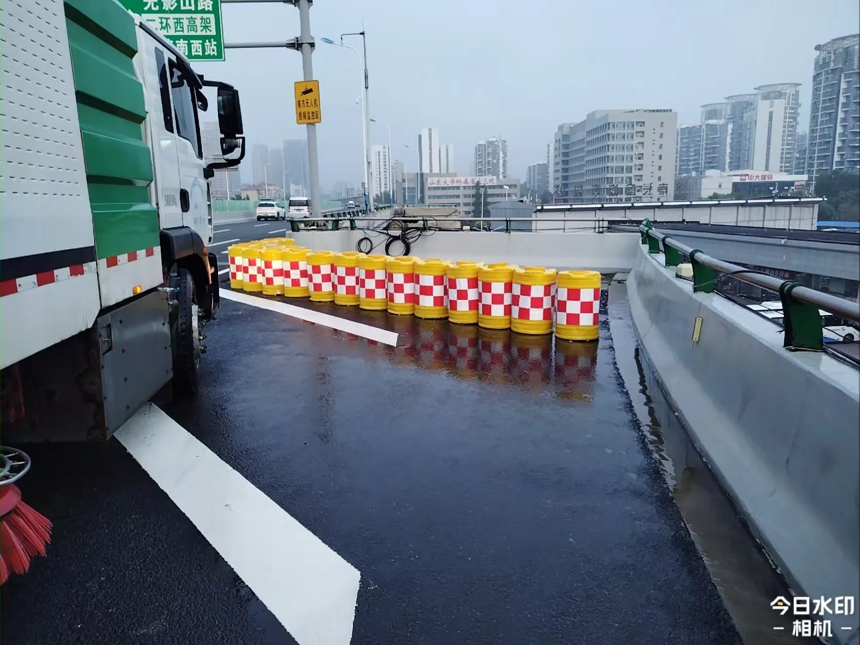 简篇-护航金秋共筑高架路畅洁美