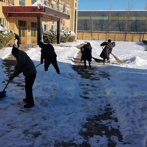 “大雪纷飞至，扫雪干劲足”——兴村学区边庄小学扫雪活动