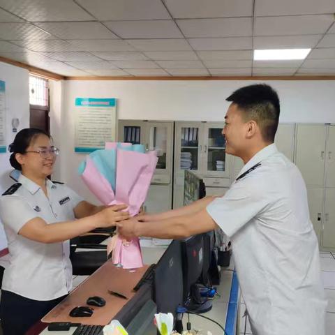 郑漯分公司漯河南站:致敬收费站女职工“母亲节快乐”