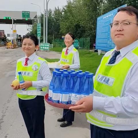 畅行中原迎华诞 金秋礼遇暖旅途——郑漯分公司漯河南站迎双节情暖司乘