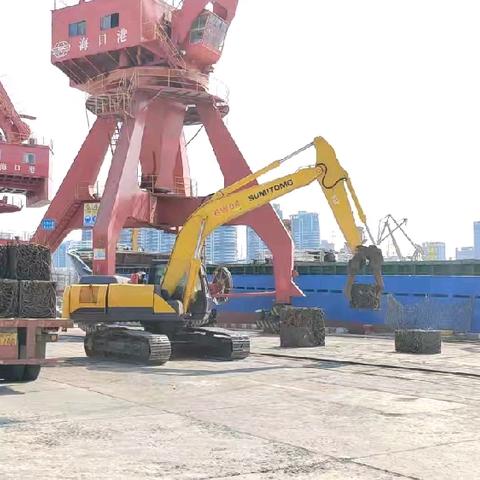 海口作业区完成首艘5000吨级船舶压块废铁装船：高效协作的“钢铁交响曲”