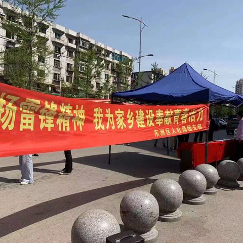 东洲区就业和人才服务中心联合东洲街道在大商生活馆门口举办了“对接无缝化信息零距离”民营企业月专场招聘