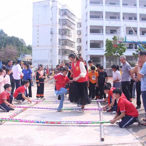 “浓浓壮乡情，团结一家亲″——鹿寨县拉沟乡中心校三月三民族团结教育活动