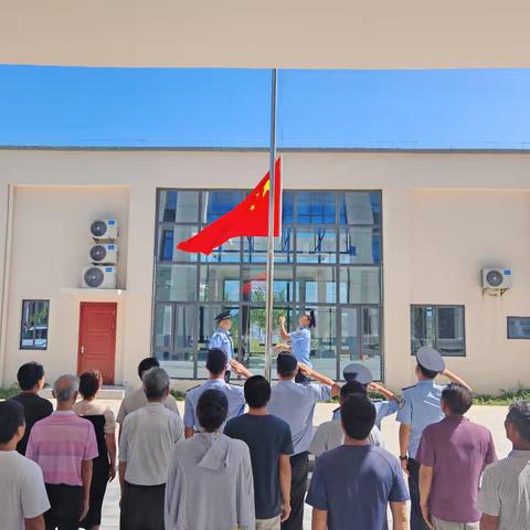 为庆祝75周年国庆，望楼港社区与派出所干警举行升国旗仪式和社区卫生整治。