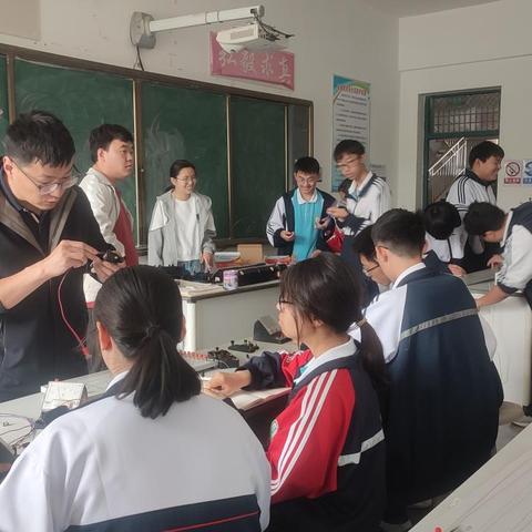 以实验验证理论  用创新点燃梦想 ---热烈祝贺兰陵县物理实验 比赛在兰陵一中圆满成功