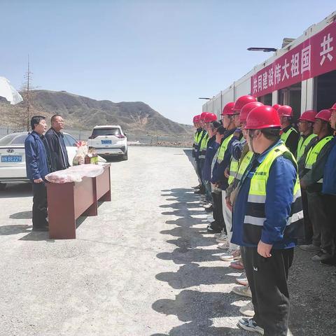 六建五公司党支部书记梁文杰、生产经理郭树军慰问积石山旅游大通道配套设施项目