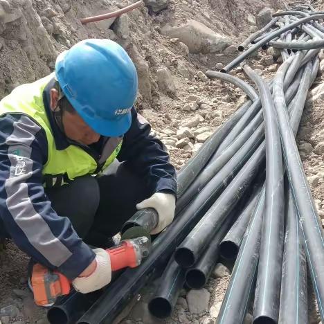 齐心协力抢工期   顺利完成电缆敷设任务