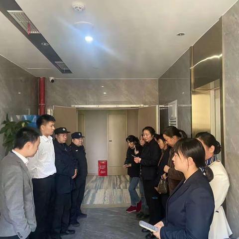 消防安全无小事，时时处处需留心———金凤桥管理处东站社区组织开展消防应急演练。