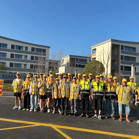 爱心传递 温暖同行--记八年级（1）班护学执勤周