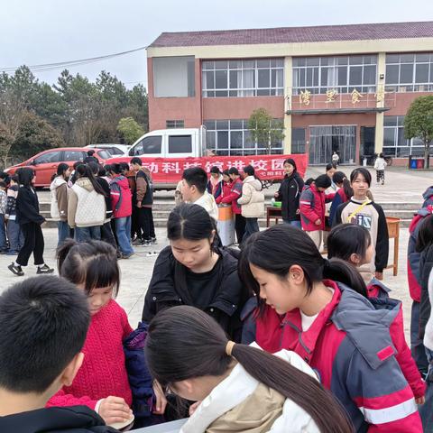 “流动科技馆”进校园 点亮青少年科技梦