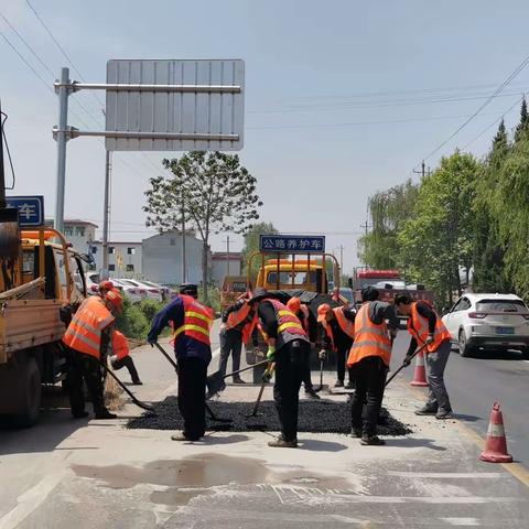 扶风公路段处治路面病害，确保“五一”期间公路安全畅通