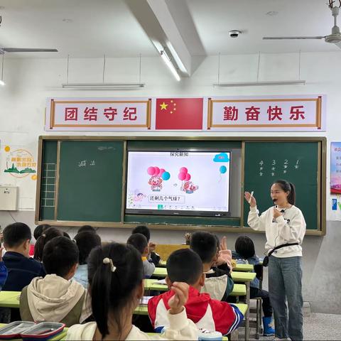 “推门”听课促成长 聚焦常态促“双减”——实验小学一年级推门听课活动