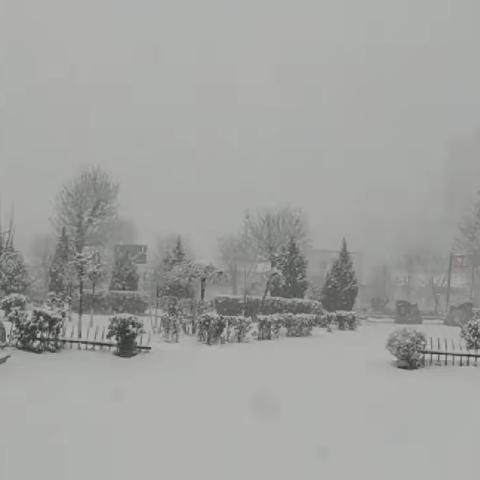 连夜奋战清冰雪   全力以赴保畅通