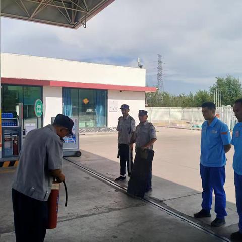 伊犁销售公司城西加油站联合辖区派出所开展反恐演练