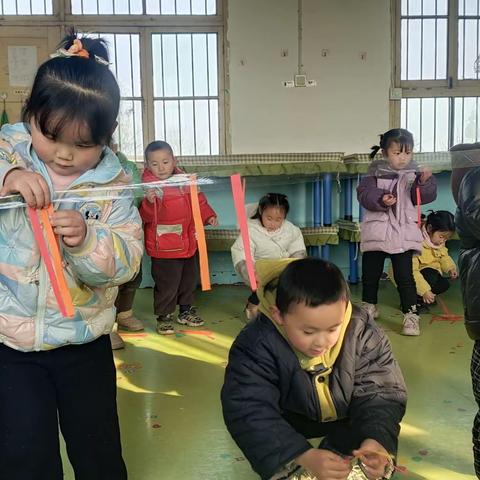 室内小游戏《粘纸条》——艳红幼儿园大一班