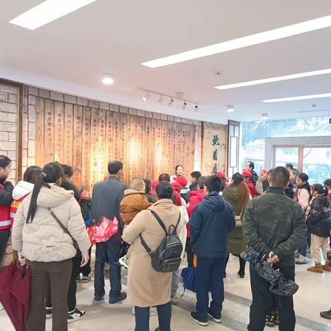 2023年12月16日，花城社区青少年家庭教育互助会联合汇南社区互助会共同开展社会实践活动参观丰都县档案馆，领会爱国主义教育精神，零距离认识到档案馆的重要性。