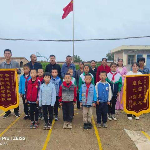 师恩暖人心，锦旗寄深情——记席兰小学全体家长向老师赠送锦旗