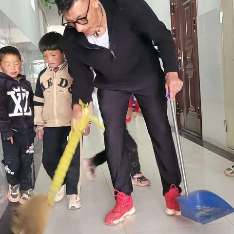 心”守护 “净”陪伴——查秀幼儿园环境卫生大扫除