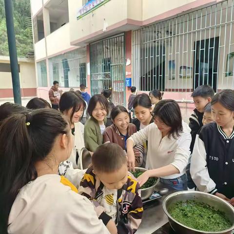 师生情意浓  花米饭飘香