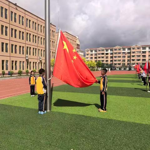 筑牢暑期安全防线，乐享假期茁壮成长——锡林浩特市第十二小学安全主题升旗仪式