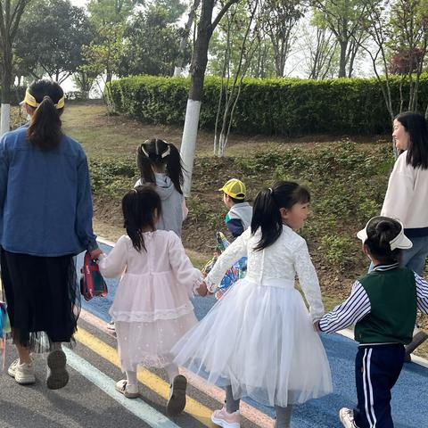 赴春之约 遇春之美——阜颍路幼儿园亲子春游活动