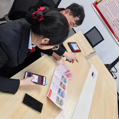 徽商银行六安七里站支行开展“反假货币人人有责”宣传活动