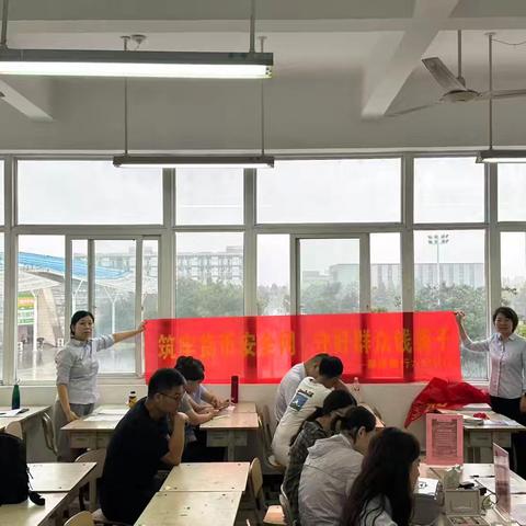 徽商银行六安七里站支行开展进校园反假宣传