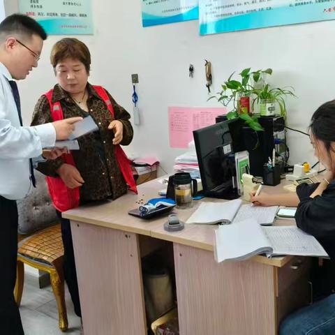 徽商银行六安七里站支行积极开展进社区反假宣传