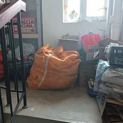 【智远街道林景苑社区】清理楼道杂物，守护社区安全