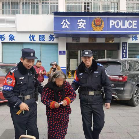 民警暖心守护 照亮迷路老人回家路