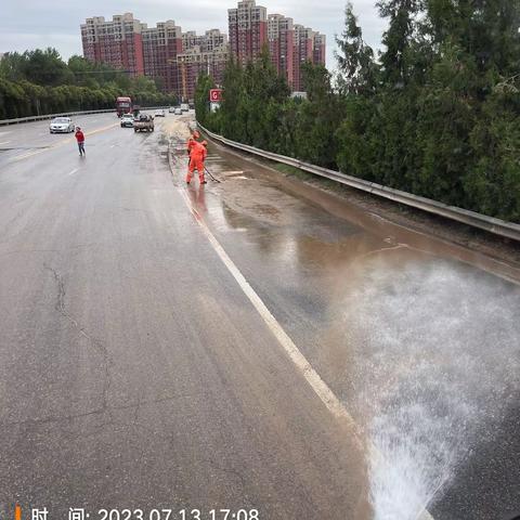 做好暴雨后的路面保洁工作