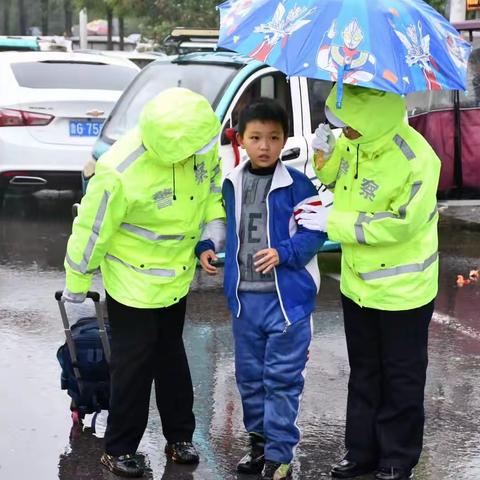 【广平交警】雨中坚守“护学岗”，守护平安保畅通