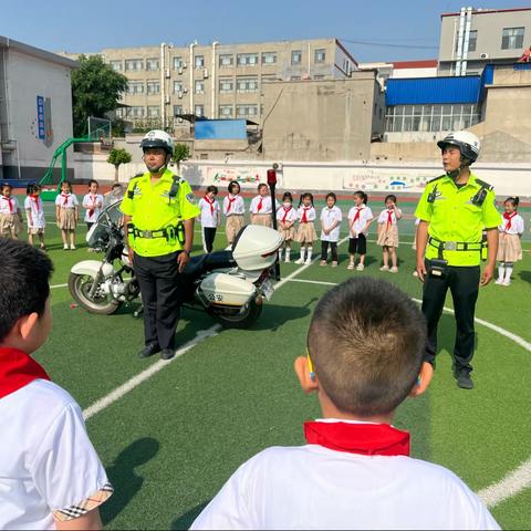 交通安全进校园   警校携手护平安--燕南学校交通安全进校园活动