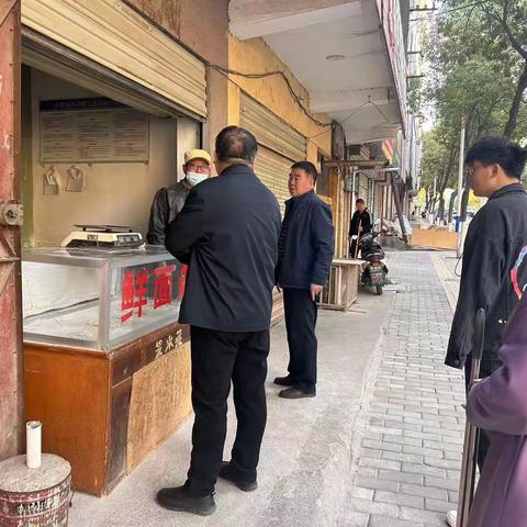 龙驹寨街道办 对“凤鸣街”开展集中整治行动