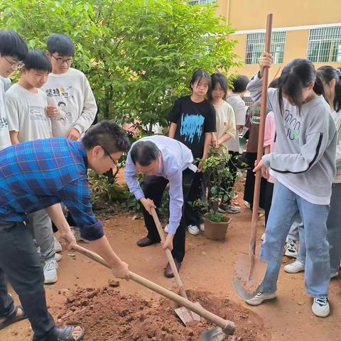 美好如初，雨生百谷---记仙下中学开展了以“许美好愿望，献绿色爱心”为主题的植树节实践活动