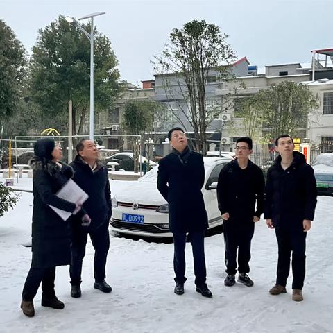 真 情 暖 人 心 ——秦行长冒雪看望慰问青年员工