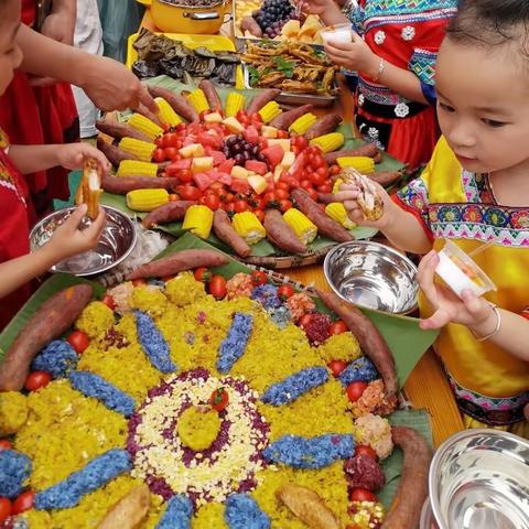 “五彩三月三，炫染五色糯米饭”——扶绥县龙头乡中心幼儿园大班组炫染糯米饭主题活动。