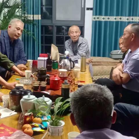 清明时节雨纷纷路上行人欲断魂借问何氏祭祖向哪去路人指向何家祠