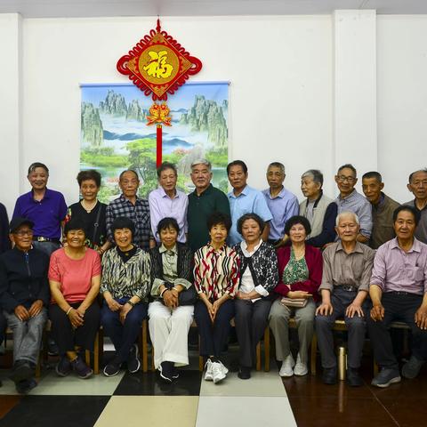 同学分别六十载    今日杜泽首聚会