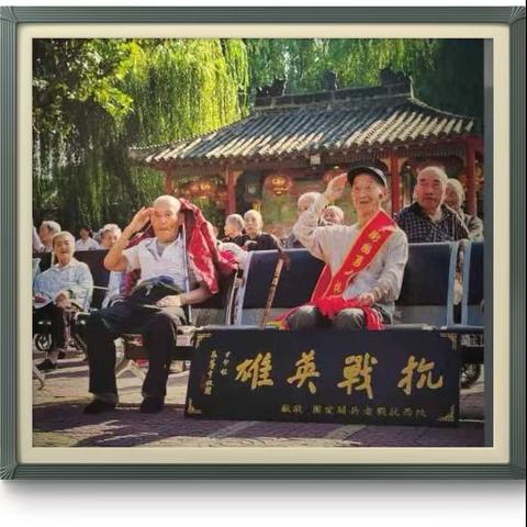 参观纪念中国人民抗日战争暨世界反法西斯战争胜利八十周年书画摄影展