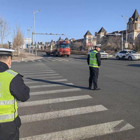 龙凤交警全力做好城区主干道路维修改造交通安全秩序维护