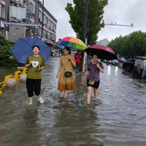 雨天巡查不松懈  排查隐患守安全