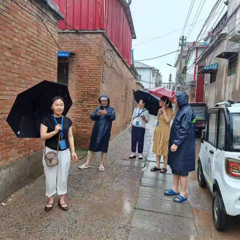 社区防汛一线：两委成员与网格员的联合行动
