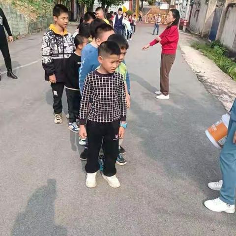 春风化雨，学雷锋在行动。 _____振兴学校团少队学生校外公益劳动简篇